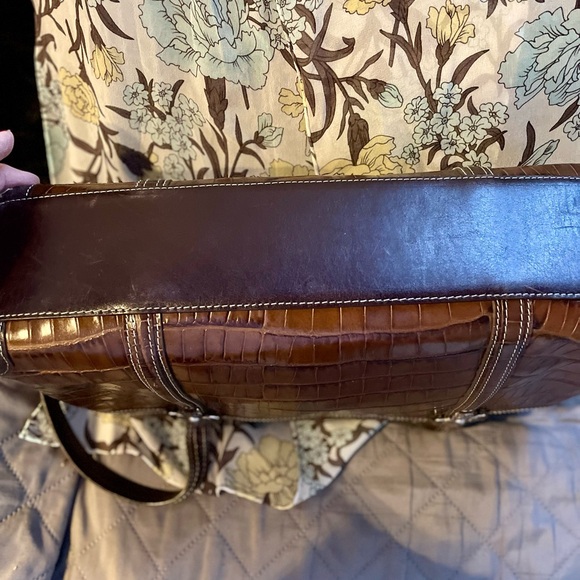 Beautiful Brighton brown croc print shoulder bag w/ silver cross hardware. - Picture 5 of 9